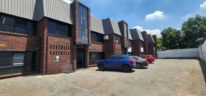 Isando Industrial Warehouse To Rent: Secure park, parking, versatile units, near airport.