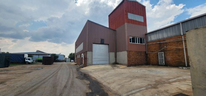 Industrial property in Anderbolt to rent: 371m², secure park, ample power.