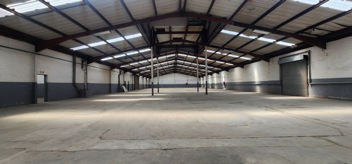 Industrial warehouse in Anderbolt to rent, 1582m² with office and parking.