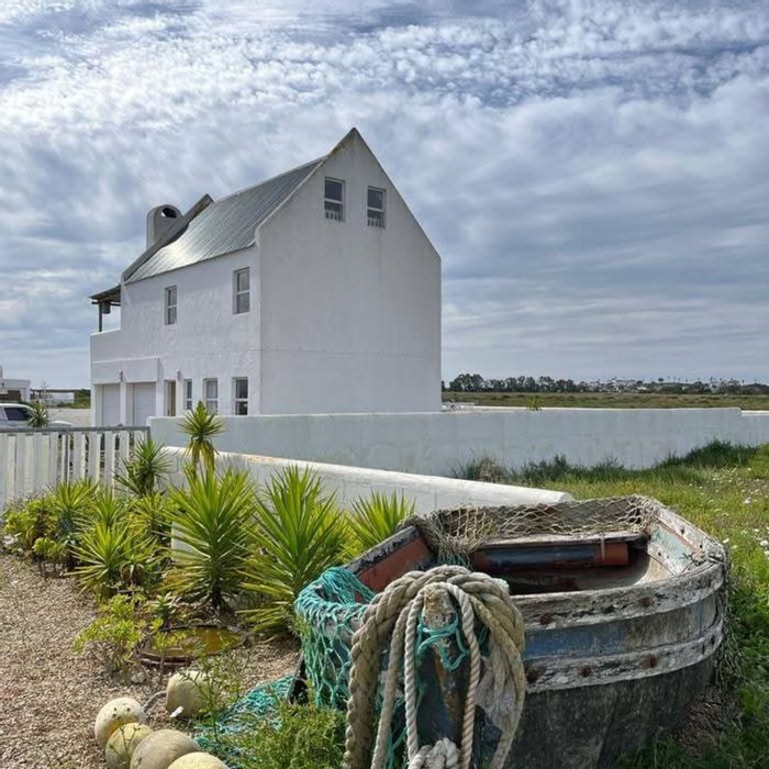 House for Sale in Lampiesbaai: 3 Bedrooms, Ocean Views, Garden, Parking.