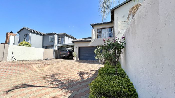 For Sale: House in Zambezi Manor Lifestyle Estate with 4 beds, large garden.