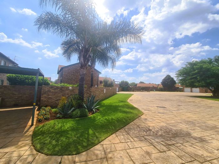 Die Hoewes Apartment For Sale: 3 Beds, pool, braai patio, secure complex.