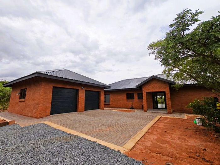 For Sale: House in Verloren Estate with 3 beds, pet-friendly, and game farm lifestyle.