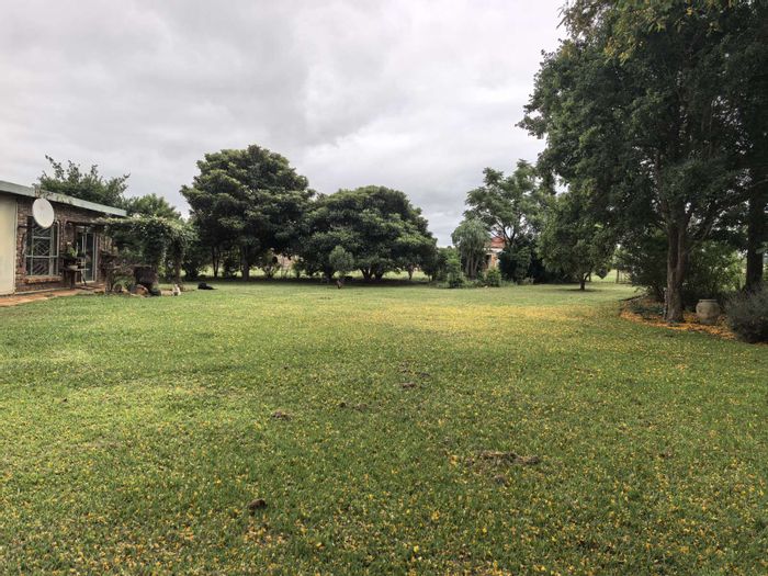 Spacious house in Amsterdam Central for sale, featuring sunroom, dual bathrooms, and river access.