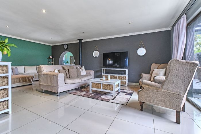 For Sale: Greymont House with dual flatlets, solar power, and secure parking.