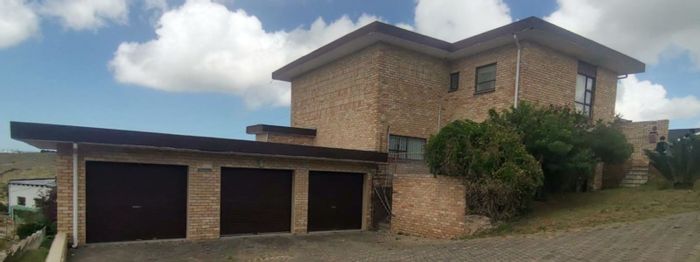 Spacious 4-bedroom house with 3 garages and expansive outdoor space in Malabar. For Sale.