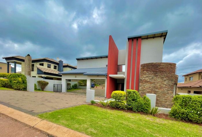 For Sale: House in Magaliesberg Country Estate with pool, gym, and 6 bedrooms.