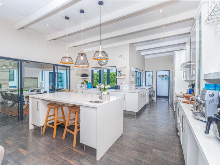 Parkhurst House To Rent: 3 beds, pool, garden, study, and garages included.