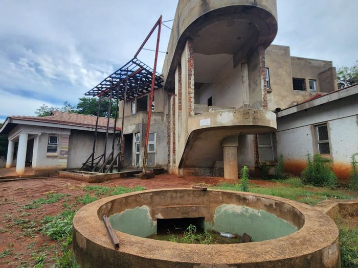 For Sale: House in Woodlands with pool, 4 beds, 2 garages, and design potential.