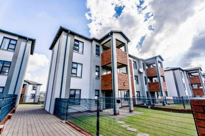 Amberfield Apartment For Sale: 2 beds, pool, clubhouse, 24-hour security.