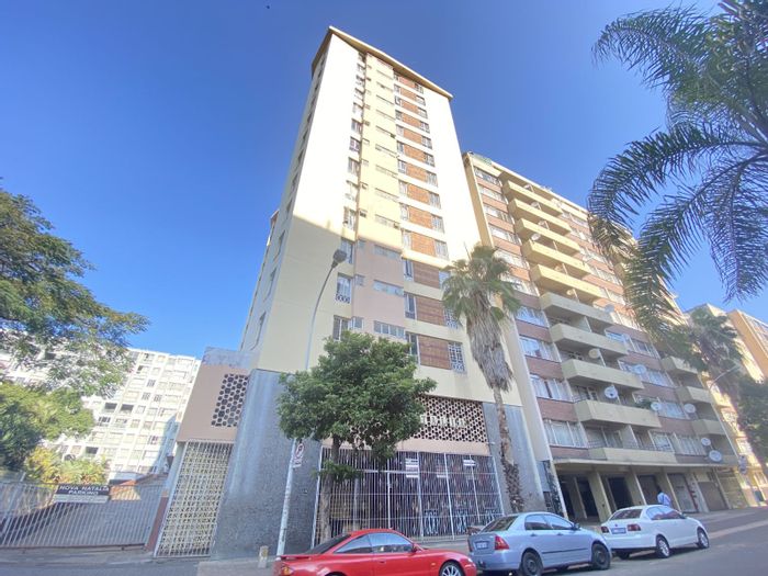 Spacious 2.5 Bedroom Apartment with Enclosed Balcony in Durban Central, For Sale.