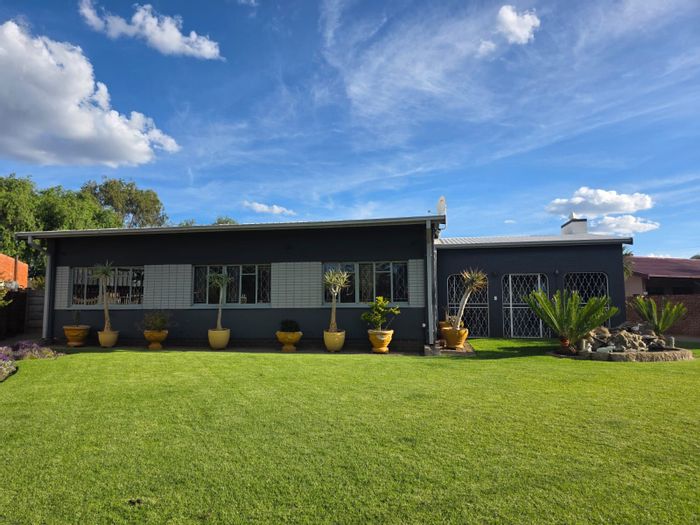 For Sale: House in Hadison Park with pool, garden, and staff accommodation.