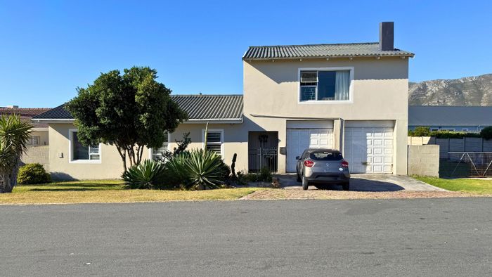 Kleinbaai House For Sale: Dual-living potential, spacious garden, and large garage.