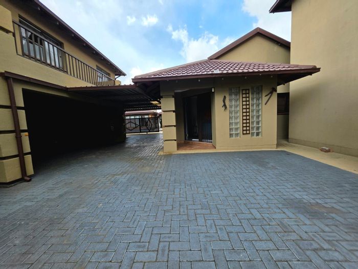 For Sale: Secunda Central House with 4 flatlets, pool, and ample parking.