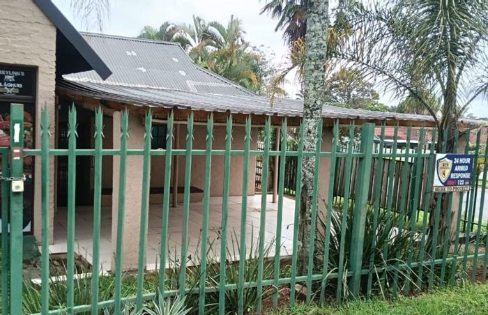 Two-bedroom house for sale in White River Central, near shops, with parking.