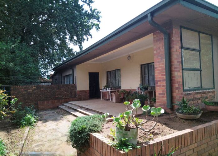 For Sale: House in Ermelo Central with 3 bedrooms, flat, and parking space.
