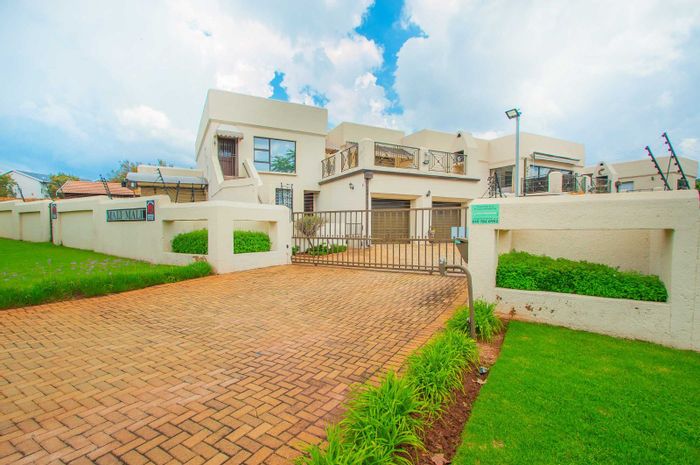 Kloofendal Apartment For Sale: 3 bedrooms, communal braai area, near nature reserve.