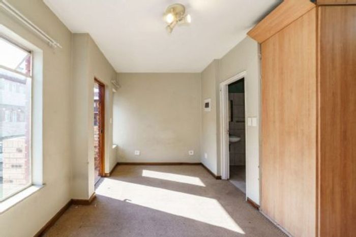 Auckland Park House For Sale: Bachelor unit with parking, balcony, and near amenities.
