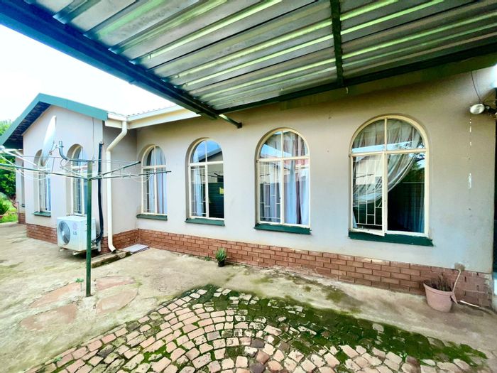 Heuweloord House For Sale: Three homes, high rental income, ideal for investors.
