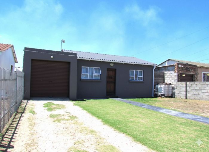 2-Bedroom House For Sale in Bethelsdorp with large yard and tandem garage.