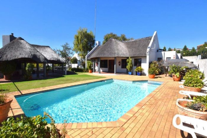 Morningside Apartment For Sale: 1 Bed, Private Garden, Clubhouse, Pool, Tennis Court.