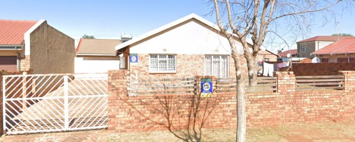 For Sale: 3-Bedroom House in Lenasia Ext 13 with Servants' Quarters and Development Potential.
