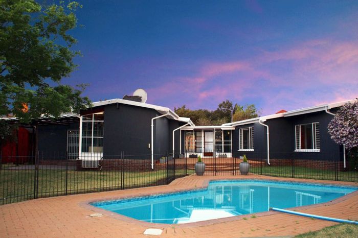 For Sale: Family house in Noordheuwel with pool, garden, and ample parking.