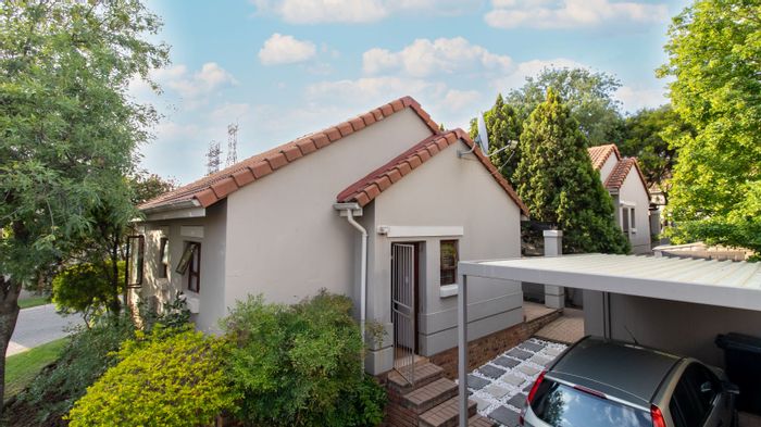 For Sale: Fourways Townhouse with clubhouse, pool, pet-friendly, near amenities.