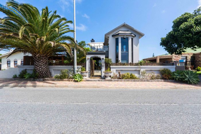 Linkside House For Sale: 4 Beds, Pool, Ocean Views, Versatile Spaces.