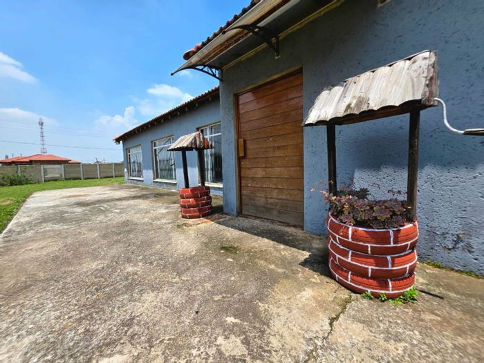 For Sale: House in Charl Cilliers with 4 bedrooms, pet-friendly yard, and secure living.