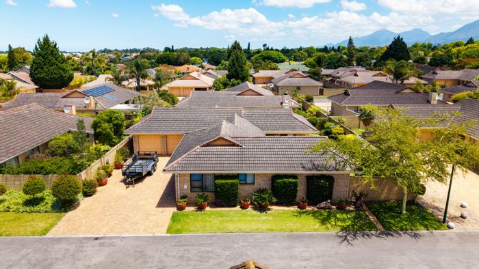 For Sale: House in Heather Park with 3 bedrooms, garden, and mountain views.