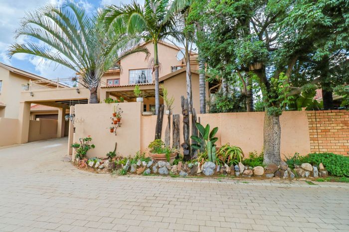 For Sale: House in Amberfield Heights with 3 beds, double garage, and entertainment areas.