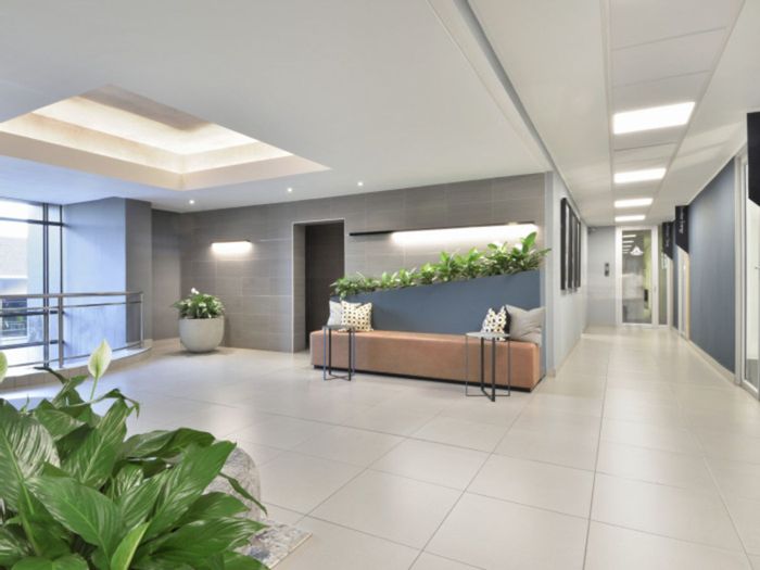 Hyde Park Commercial Suite To Rent: Versatile workspace with parking and prime location.