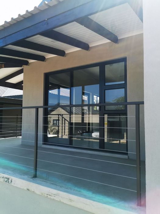 2-Bedroom House To Rent in Hoedspruit Central with en suite bathrooms and carport.