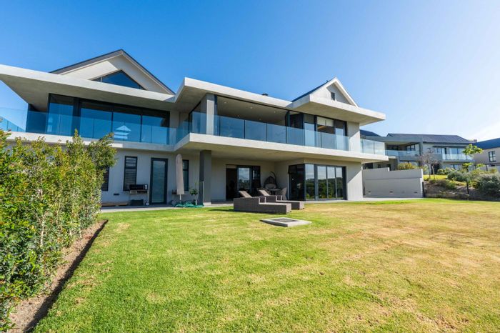 For Sale: House in Kingswood Golf Estate with pool, bar, and mountain views.