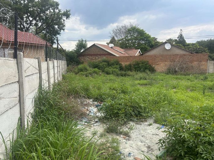 Vacant Land Residential For Sale in Flora Park - 6417 m², ideal for development.