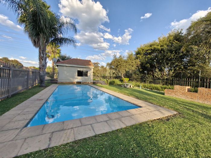 For Sale: 2 Bed Townhouse in Fourways with garden, pet-friendly, and parking.