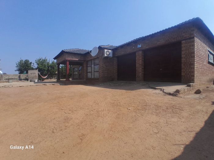 For Sale: House in Hammanskraal Central with 3 bedrooms, cottage, and double garage.