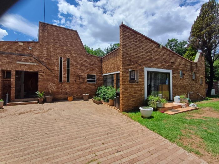 House for Sale in Vaal Park: Pool, flatlet, entertainment area, secure living.