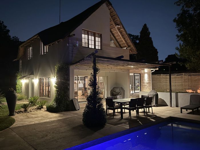 House to Rent in Farmall AH: Horse stables, pool, large garden, pet-friendly.