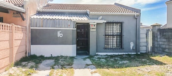 For Sale: Townhouse in Summer Greens with 2 bedrooms, rental income, and secure parking.