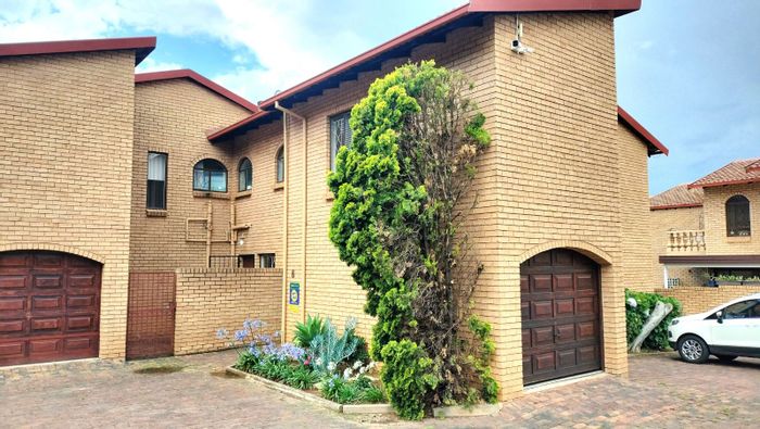 For Sale: 3-Bedroom Townhouse in Roodekrans with Garden, Inverter, and Garage.
