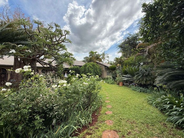 House for Sale in Trim Park: 3 bedrooms, pool, gardens, and entertainment areas.