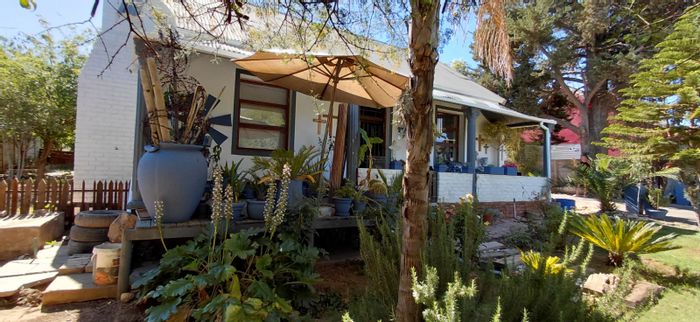 Oudtshoorn North House For Sale: Four bedrooms, flatlet, braai room, pet-friendly.