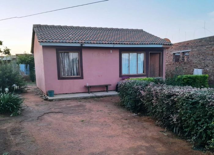 House for Sale in Hammanskraal Central: 2 Bedrooms, spacious yard, close to amenities.