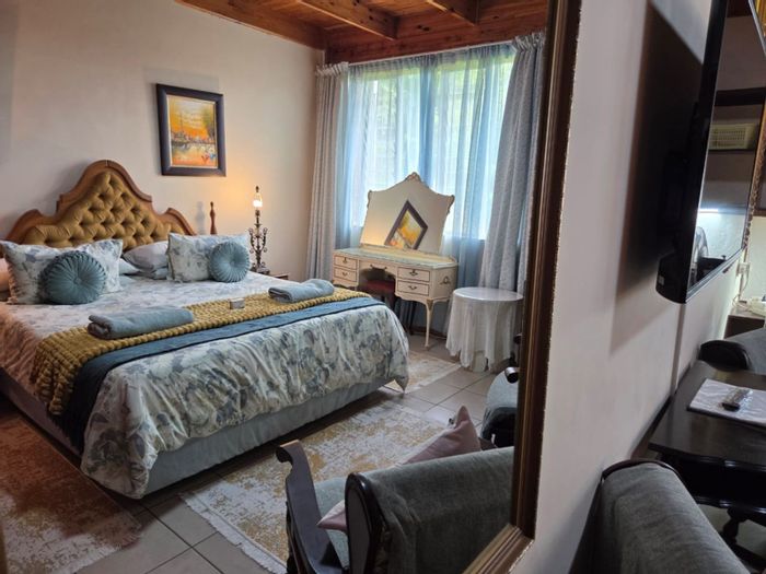 Bendor House For Sale: 6 Bedrooms, spacious living areas, borehole, solar panels.