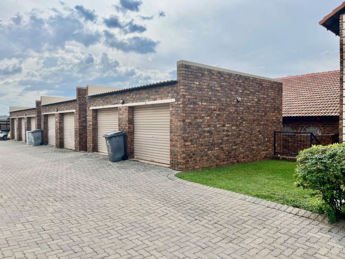 Celtisdal Townhouse For Sale: 2 beds, 2 baths, garage, near shopping centers.