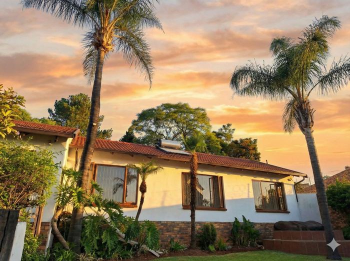 Ferndale House To Rent: 3 beds, pool, solar power, secure parking.