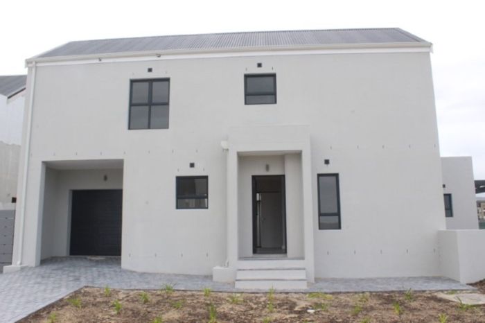 For Sale: Townhouse in Acorn Creek Lifestyle Estate with pool, security, and amenities.