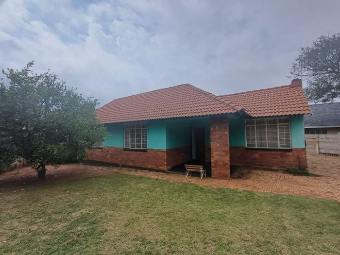 3-bedroom house for sale in Stilfontein Central with carport and outside rooms.